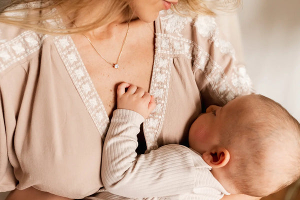 Joyas hechas con leche materna, cordón umbilical y dientes: conservar lo intangible en un tesoro