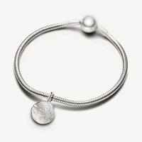 Huella charm clásico
