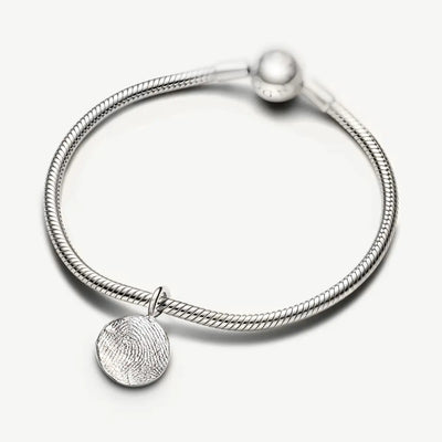 Huella charm clásico