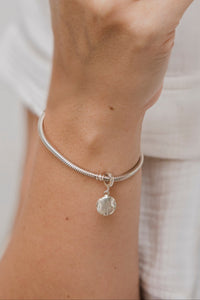 Huella charm clásico