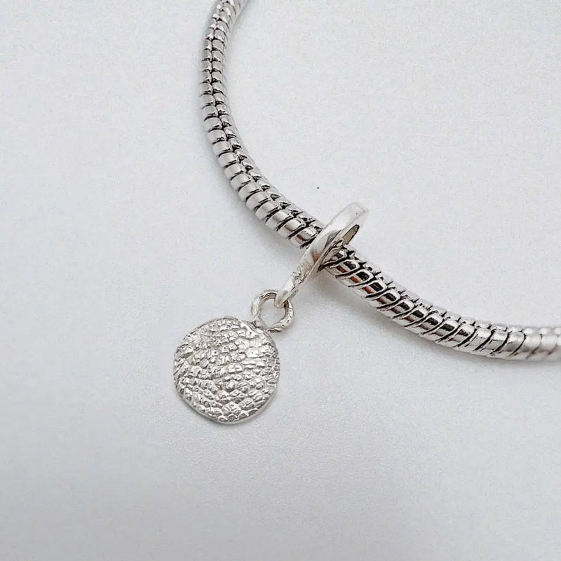 Huella charm clásico