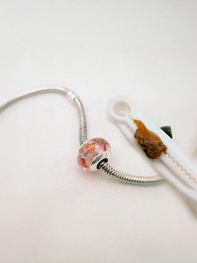 Charm con cordón umbilical
